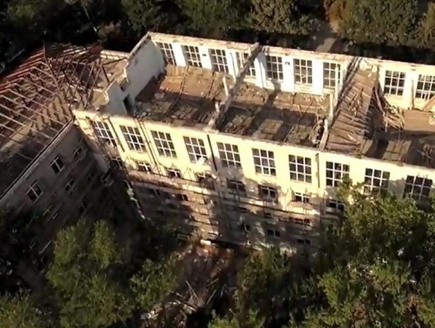 Разрушенную крышу строительного колледжа в Кишиневе сняли на видео перед началом учебного года 