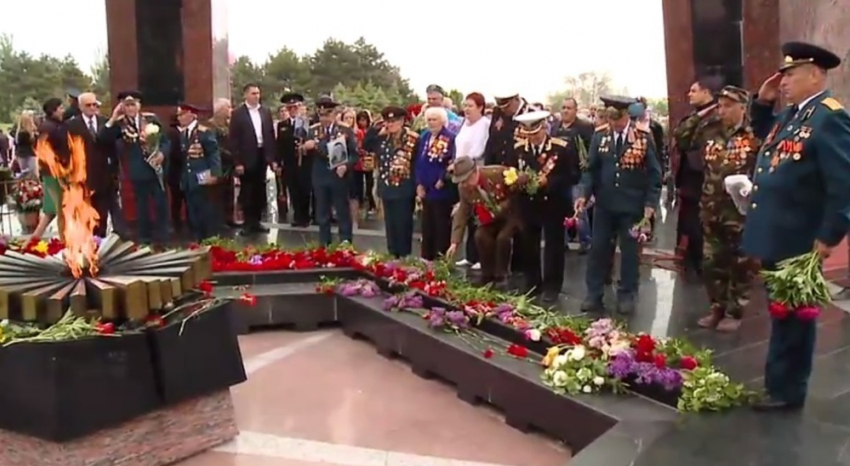 Десятки тысяч граждан Молдовы отдали дань памяти павшим в ходе ВОВ на Мемориале «Вечность"