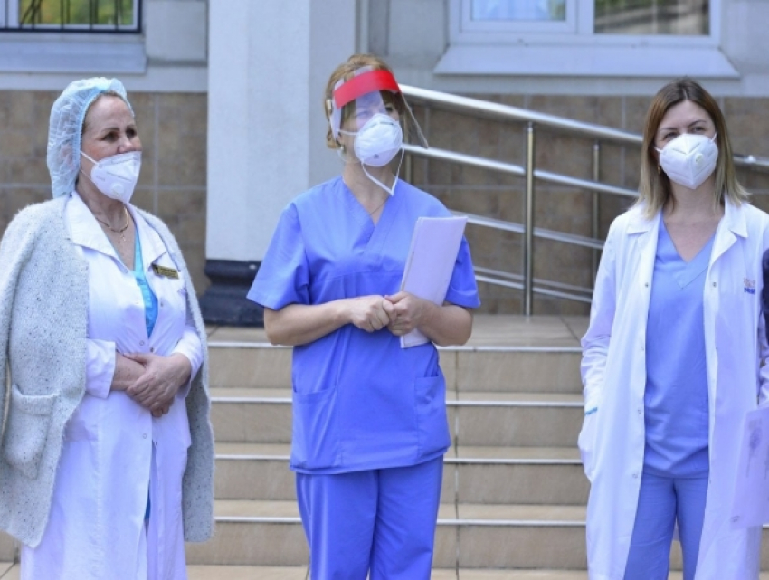 Примар Кишинева поздравил медсестер с профессиональным праздником 