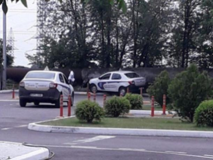 Потенциальная автоледи провалила экзамен, въехав в столб во время экзамена