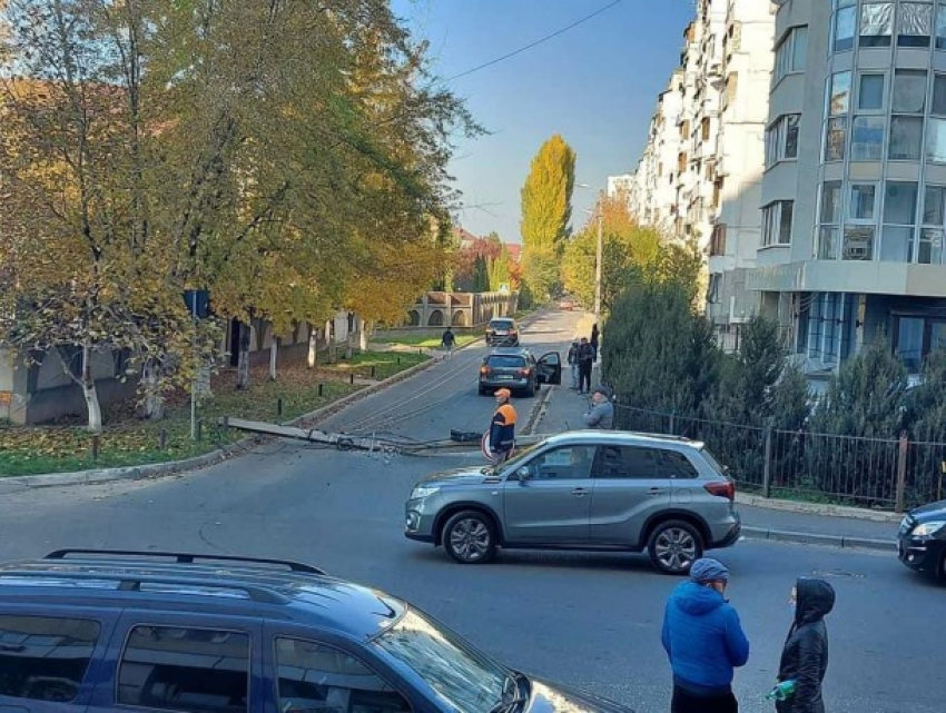 В Кишиневе на машину упал фонарный столб