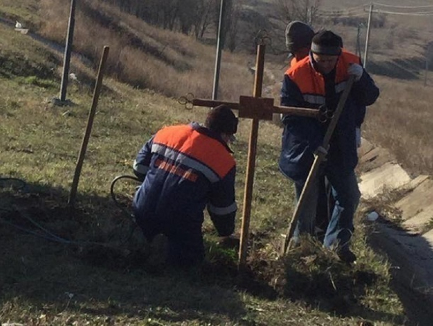 Внушавшие ужас придорожные кресты в Молдове демонтировали с молитвами