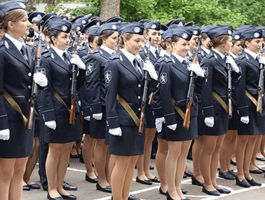 Число женщин в органах полиции решили увеличить до 25%