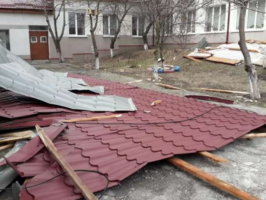 Разрушенные ветром крыши школы и детского сада в пригородах Кишинева будут восстановлены в ближайшее время