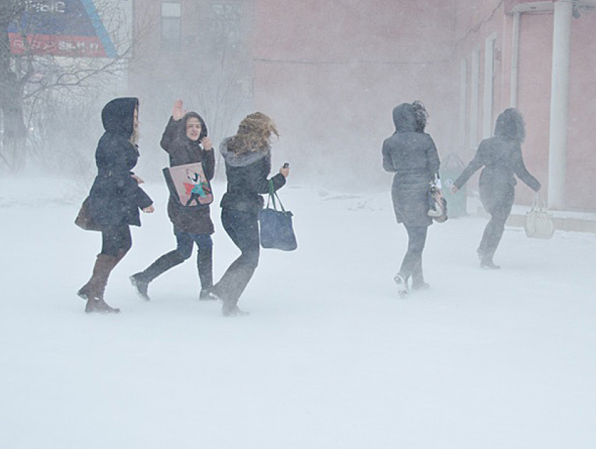 Из-за обильного снегопада закрывают школы: 400 учеников не смогли попасть на занятия 