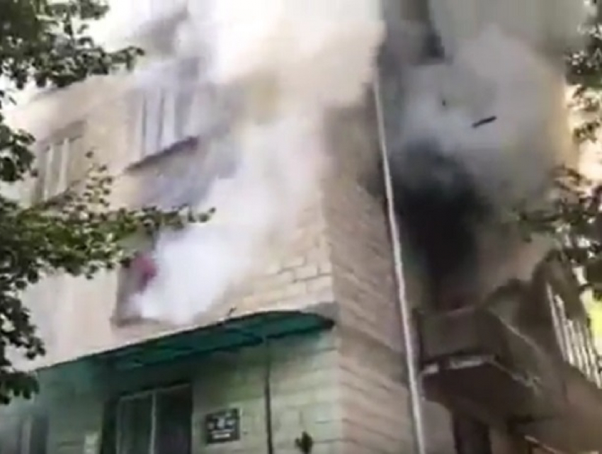 Пятиэтажный жилой дом загорелся в Кишиневе, жильцы эвакуированы 