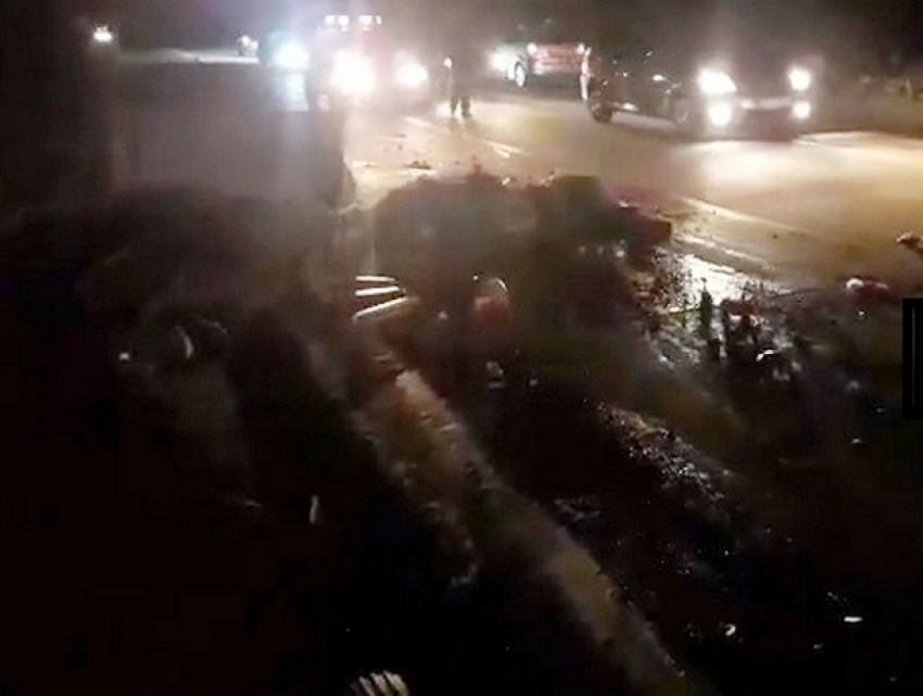 Автомобиль на полном ходу врезался в телегу на трассе Кишинев – Бельцы 