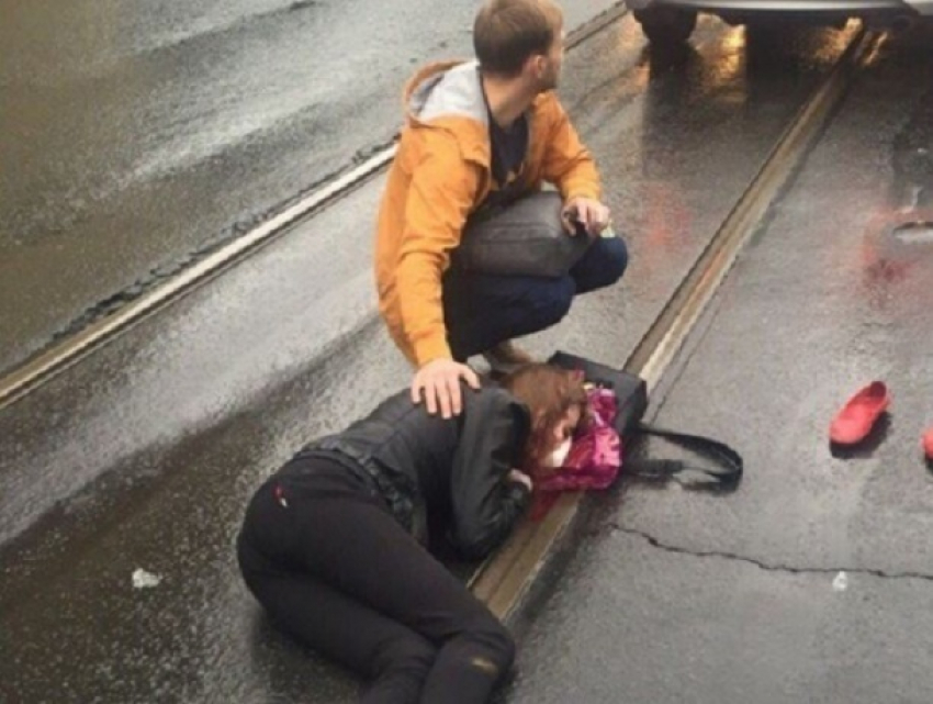 Тяжелые повреждения получила девушка, попавшая под автомобиль в Бендерах