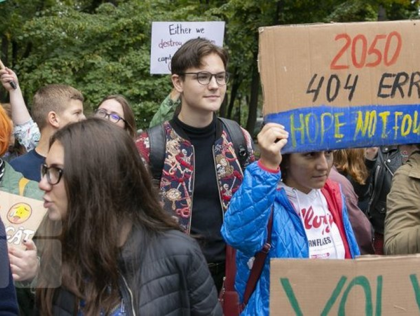 «Fridays for Future»: молдавские учащиеся вышли на протест в защиту экологии