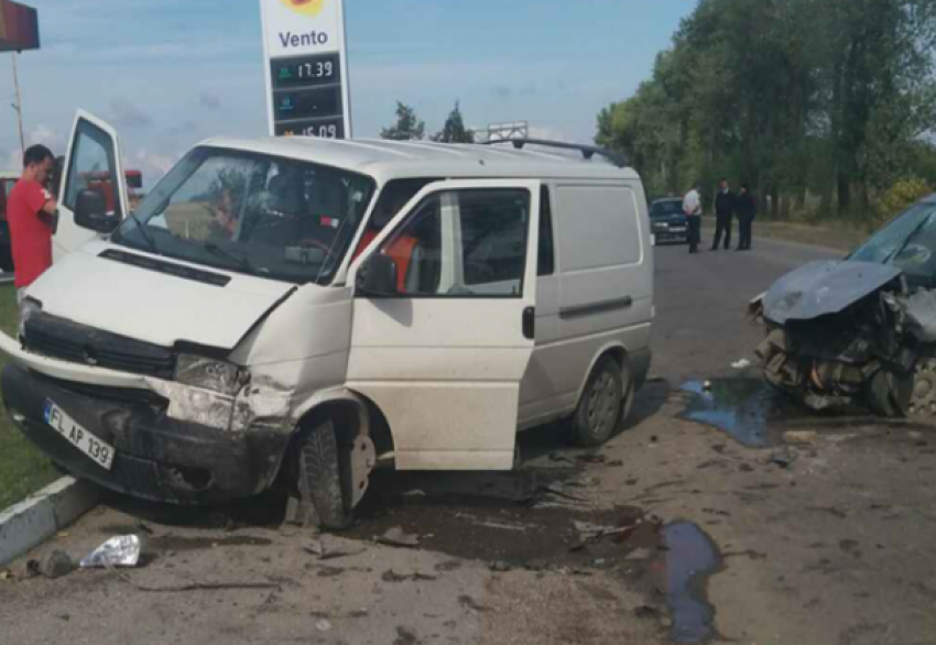 Два человека серьезно пострадали в столкновении авто на трассе Фалештского района