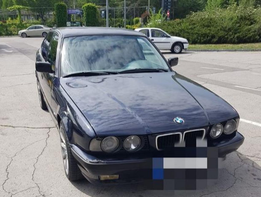 Оштрафован наглый водитель BMW, который раскатывал по Кишиневу с высунутыми в окно ногами