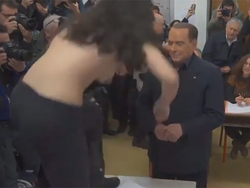 Пышноволосая брюнетка с голой грудью набросилась на Сильвио Берлускони в момент голосования 