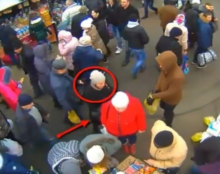 Видеокамеры на Центральном рынке Кишинева засняли женщин-карманников