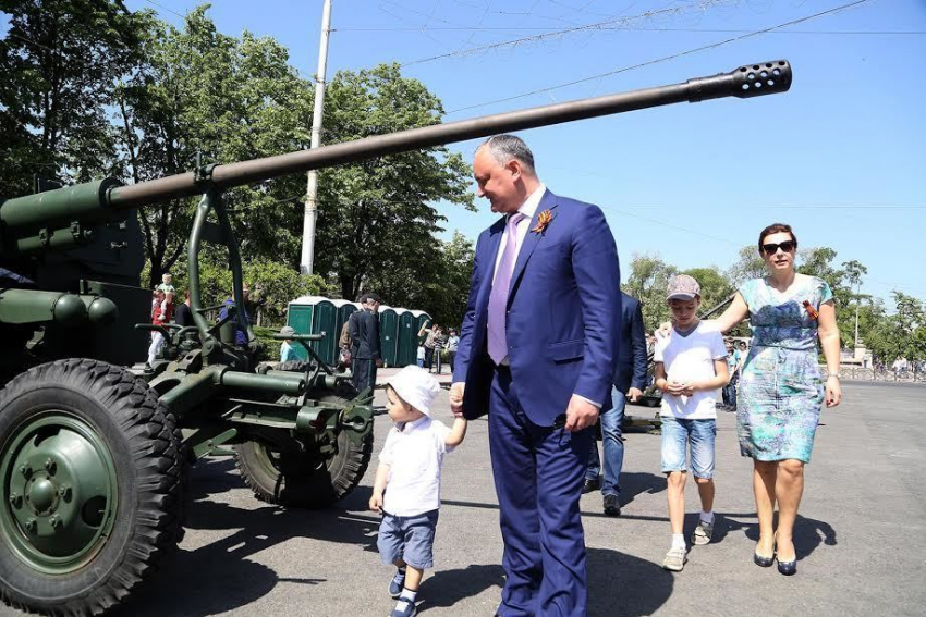По поручению президента на центральной площади Кишинева выставлена советская военная техника