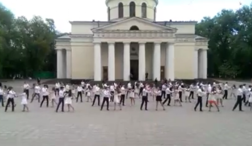 В столице прошел танцевальный флешмоб, посвященный Дню Победы 