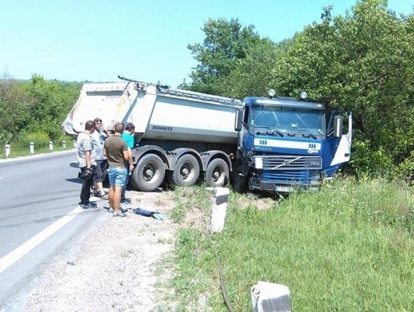 Потерявший колесо Mercedes врезался в грузовик на Балканском шоссе