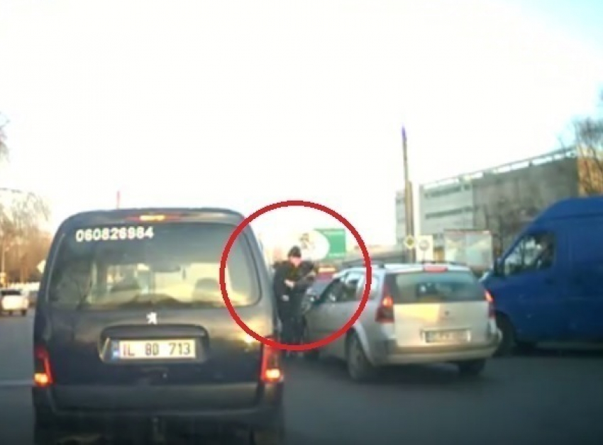В Кишиневе двое мужчин подрались прямо на дороге 