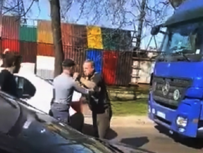 Водители учинили «европейские разборки» и спровоцировали огромную пробку на дороге в Кишиневе 
