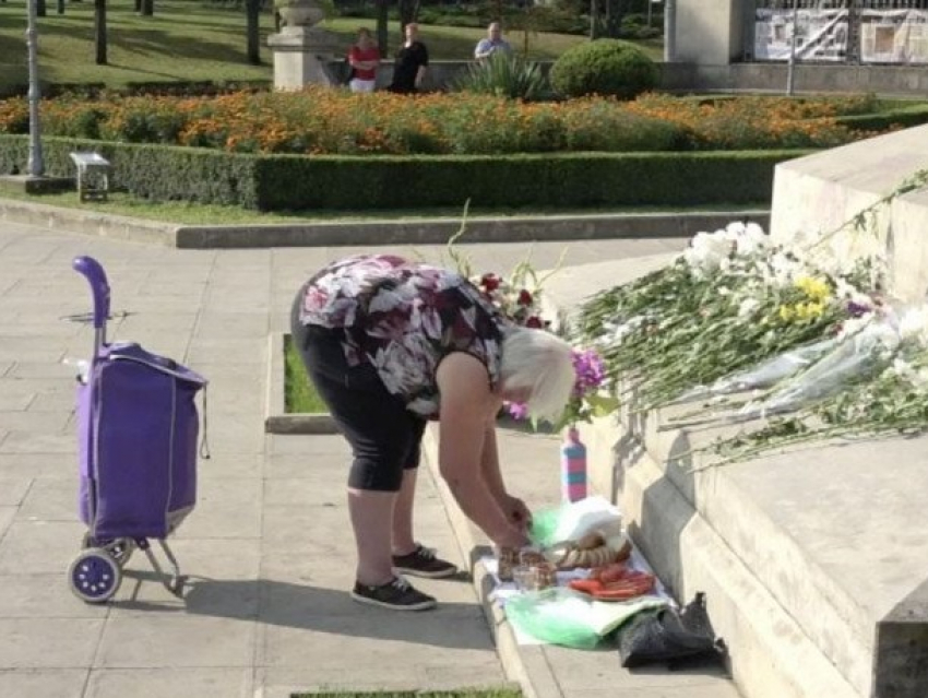 Праздник с вином и закуской устроила у памятника Штефану чел Маре жительница столицы