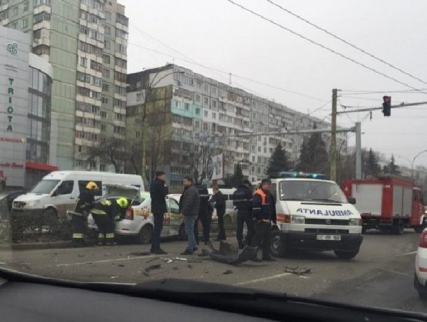 Два водителя получили серьезные травмы после страшного столкновения их машин в Кишиневе