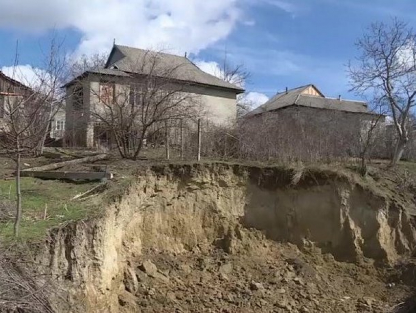На грани катастрофы оказались жители Леово, чьи дома сползают в пропасть из-за оползня 