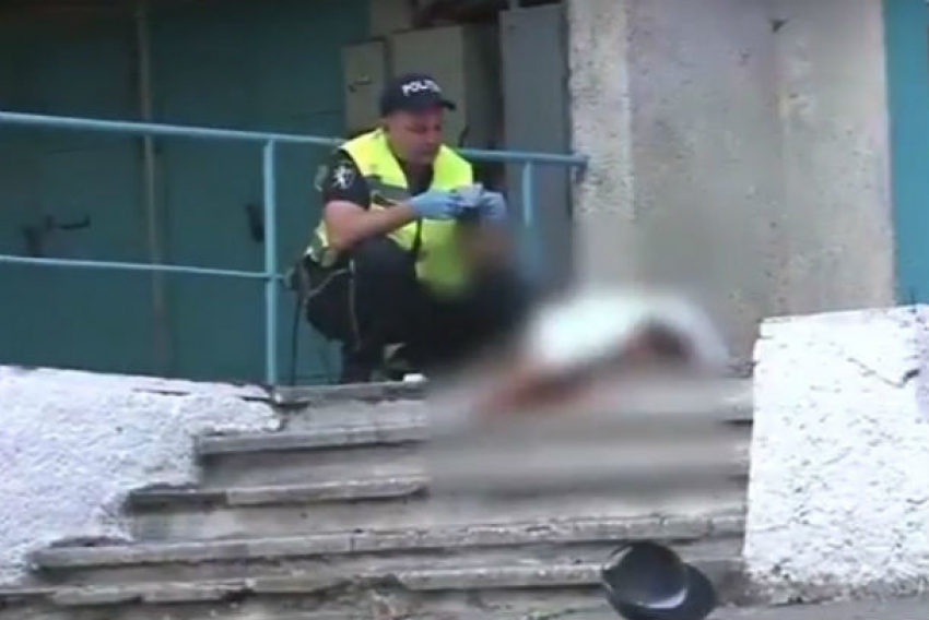 Женщину, шокированную гибелью мужчины у нее под ногами на Чеканах, сняли на видео