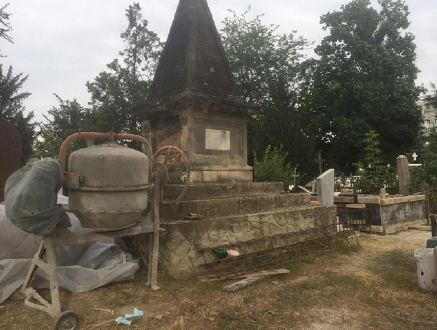 Похоронное бюро уничтожает старые могилы на Армянском кладбище 