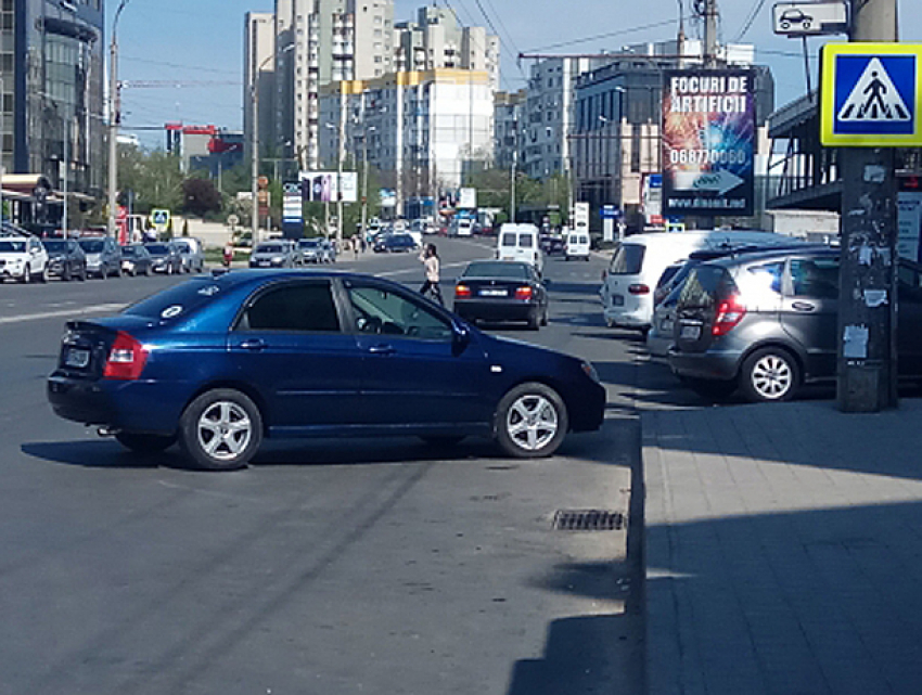 Верх наглости: нелепой парковкой водитель перекрыл целую полосу для движения в Кишиневе