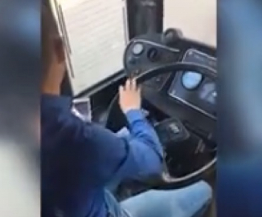 В Кишиневе водитель троллейбуса играет с телефоном за рулем