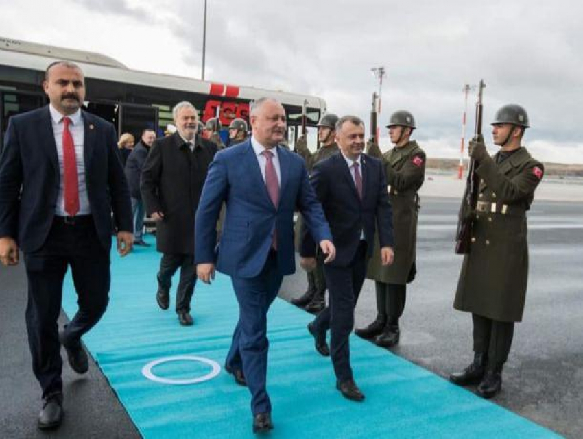 Фанфары и почетный караул - президента РМ Игоря Додона шикарно встретили в Турции