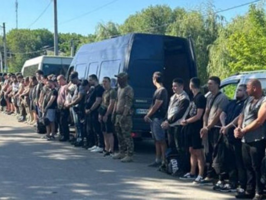 47 украинских граждан пытались нелегально проникнуть в Молдову на пяти машинах
