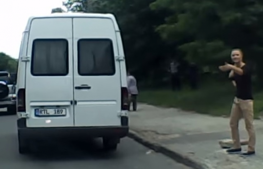 В Кишиневе девушка регулировала движение на дороге после аварии