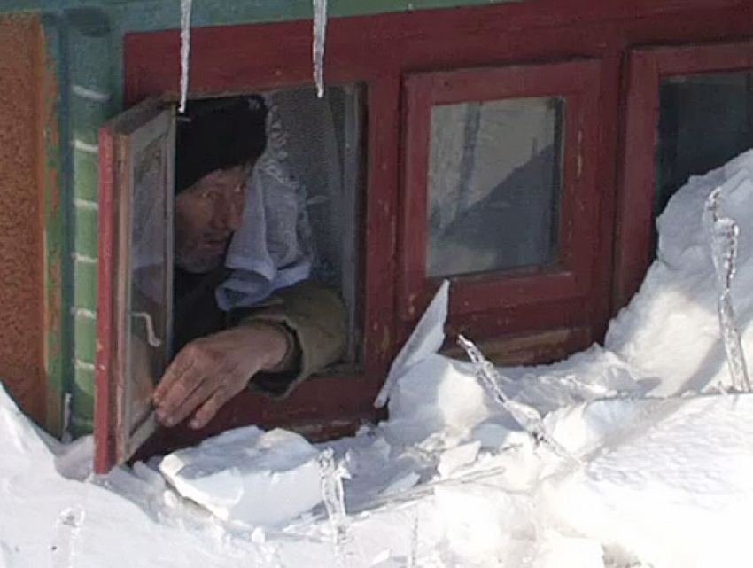 Селяне несколько дней просидели замурованными в домах, которые накрыло снегом вместе с крышами 