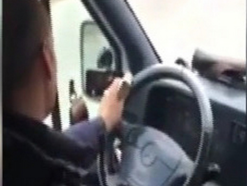 Возмущенная пассажирка с ребенком сняла на видео водителя такси за просмотром фильма 