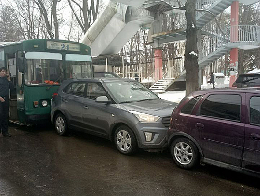 Тройное ДТП с участием троллейбуса произошло в центре Кишинева