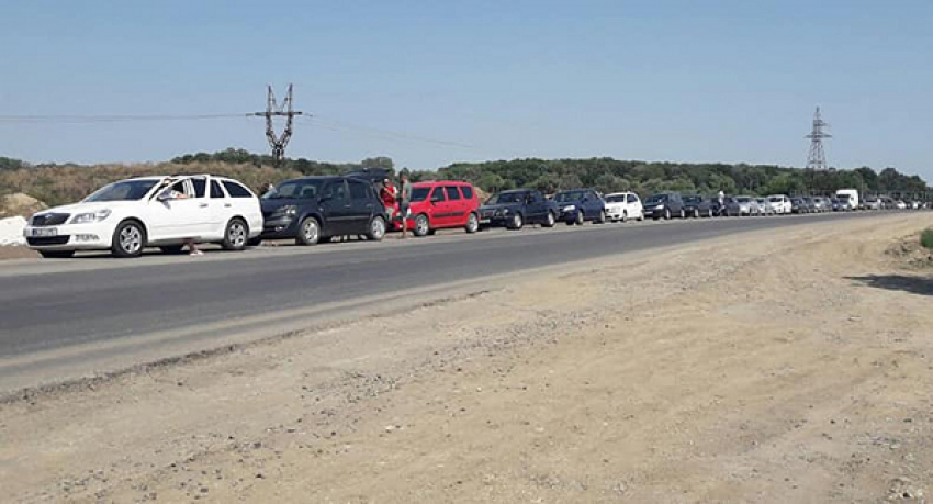 На молдавских КПП в сторону Украины образовались километровые автомобильные пробки