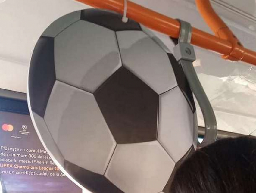 В Кишиневе появился единственный в своем роде футбольный троллейбус 