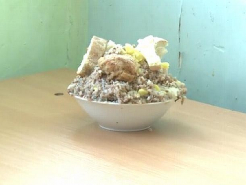 «Это нарушение»: Управление образования Кишинева пояснило, зачем младшеклассники подносят еду в столовой