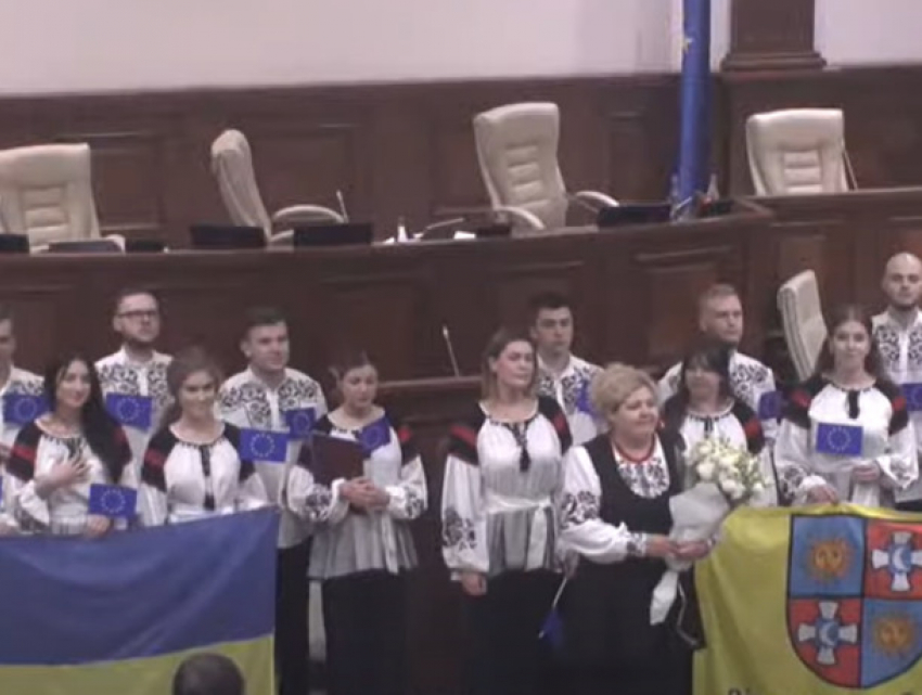"Slava Ukraini!» от Алайбы. В молдавском парламенте пели гимн Украины
