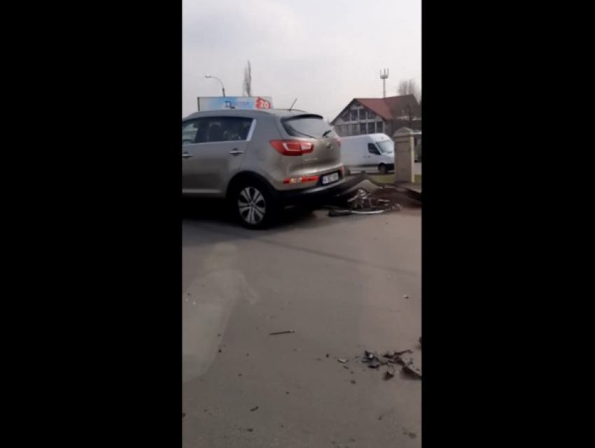 Автомобиль попал в аварию в Кишиневе, на Измаильском мосту