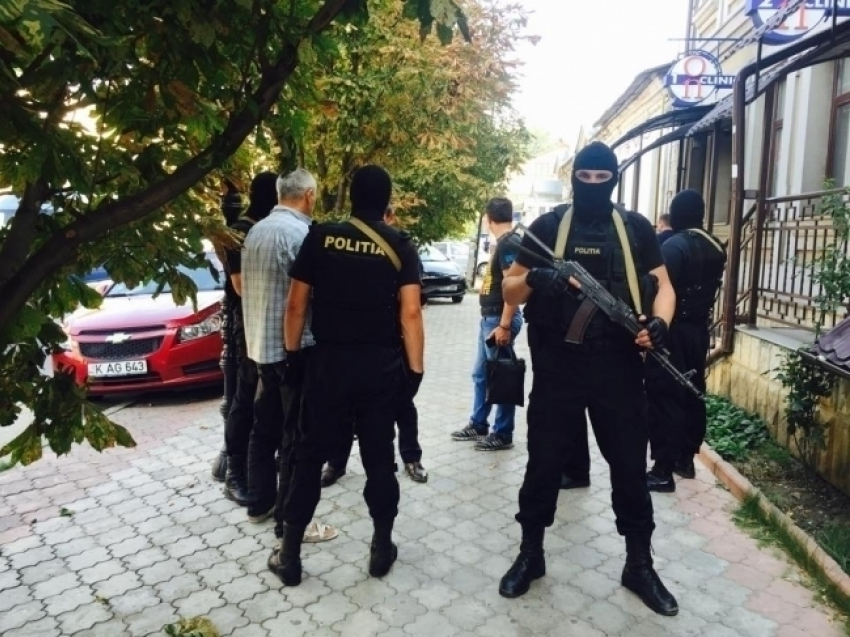 В центре Кишинева задержали члена группировки, вымогавшей деньги у женщины