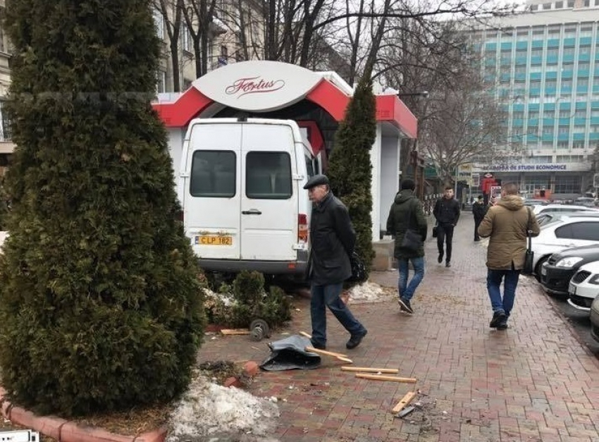 Появилось видео столкновения маршрутки и легковушки в Кишиневе