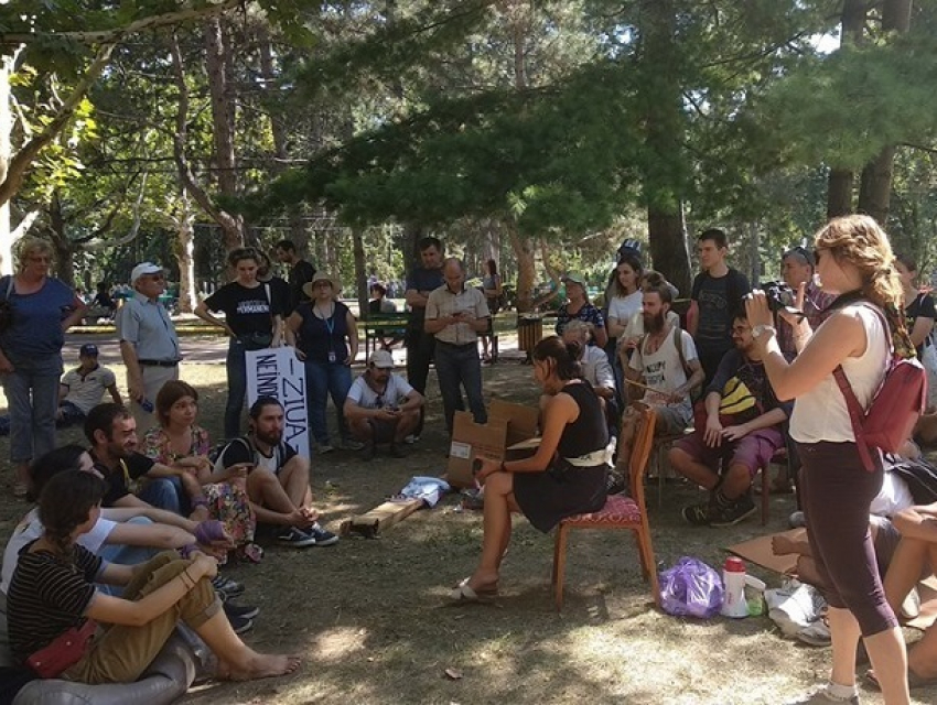 Активисты OccupyGuguță восстановили лагерь протеста в центре Кишинева