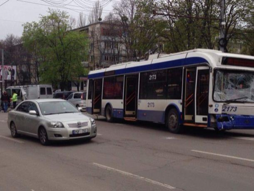 Авария на пересечении улиц Пеливан и Алба-Юлия - троллейбус врезался в микроавтобус
