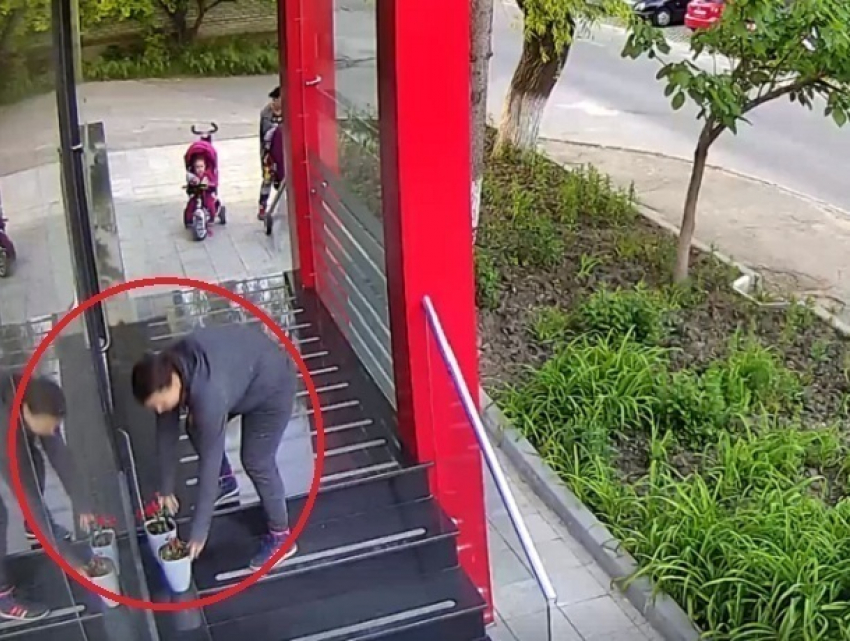 Молодые мамы с детьми в колясках совершили необычное преступление в Кишиневе и попались на видео
