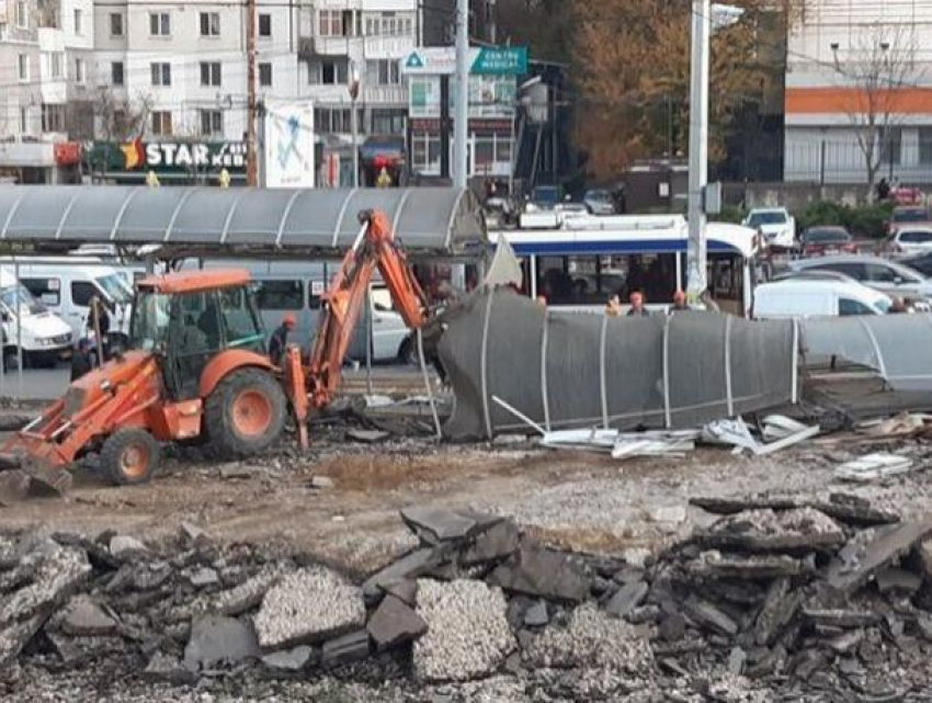 Обустройство парковки и установки на месте снесенного цветочного рынка завершится к середине декабря