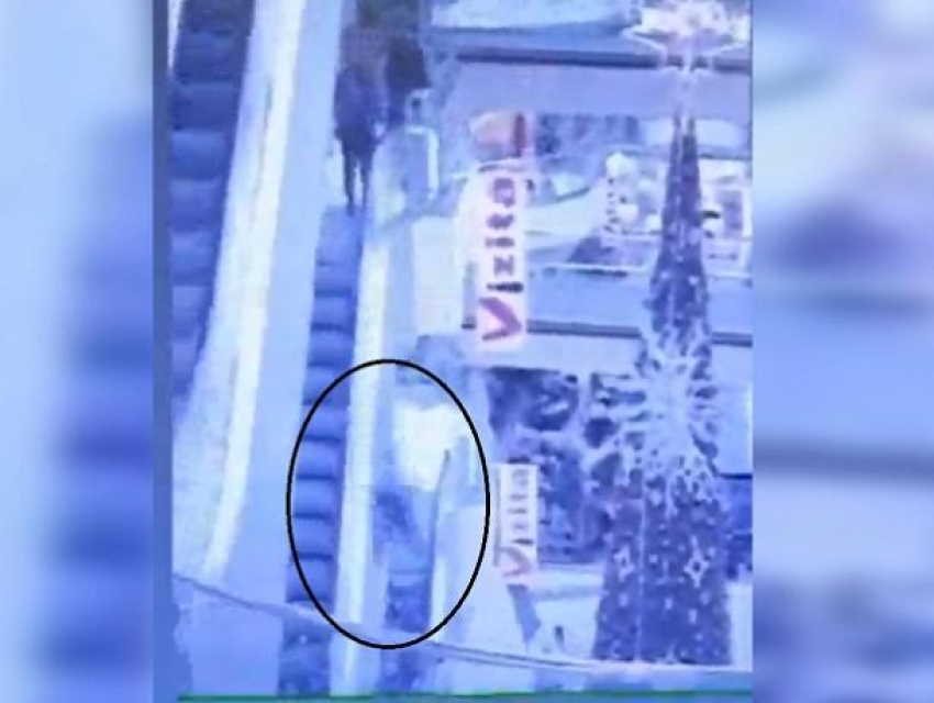 (18+) Появилось видео падения молодого человека в Mall-e