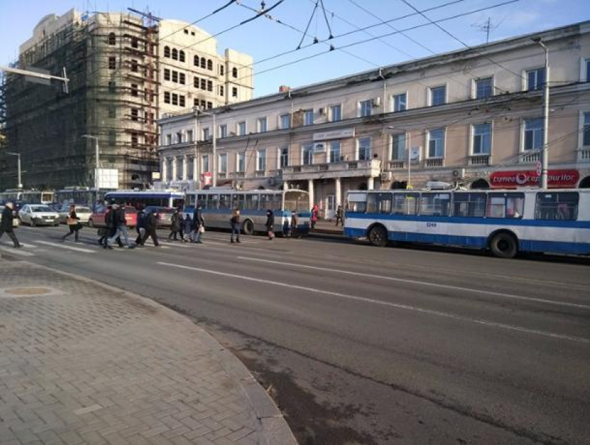 Транспортный коллапс в Кишиневе с десятком обесточенных троллейбусов попал на видео 
