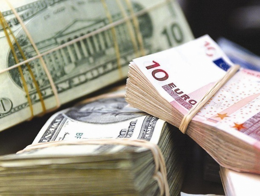 Евро подрастет, а доллар не изменится в Молдове во вторник 