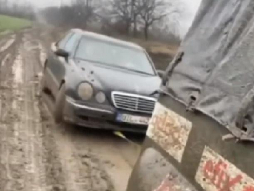 Шикарный Mercedes утонул в грязи Единецкого района - и вытащил его советский вездеход